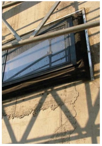 Окно с выступом на фасаде здания