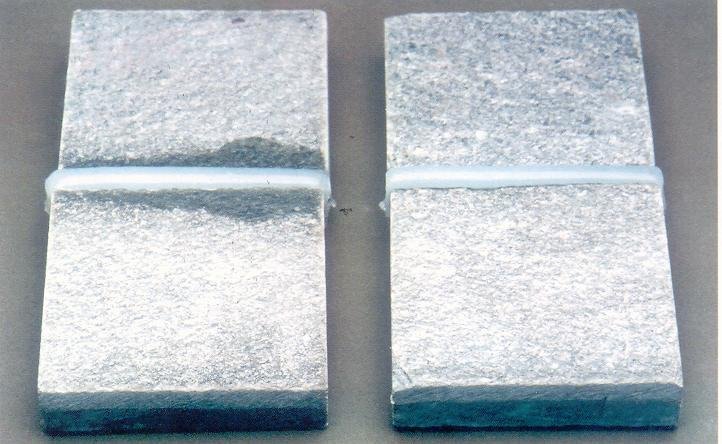 Слева образец «обычного» силиконового герметика. Справа силиконовый герметик для натурального камня Silpruf NB SCS9000.